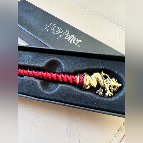 The Noble Collection NN7280 Harry Potter Gryffindor Pen - Picture 2 of 3